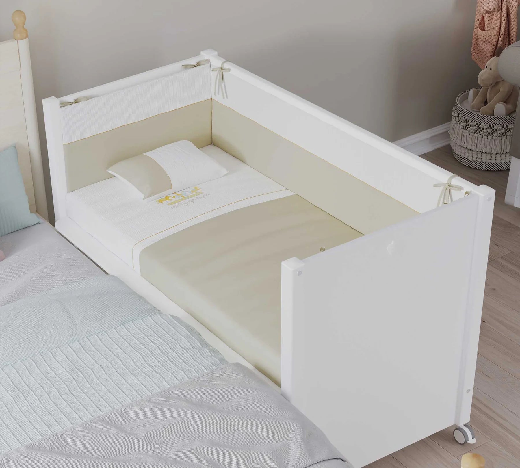 Бебешка кошара «White» с въртящи колелца и подвижна преграда, за матрак 60х120см