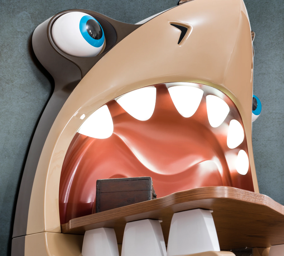 Бюро «Pirate Shark» + LED осветление, размери 101х157х60
